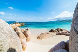 Lais Puzzle - Traumhafter tropischer Strand mit türkisfarbenem, transparentem Wasser und einzigartigen Felsbrocken, Cam Ranh Nha Trang Vietnam - 2.000 Teile