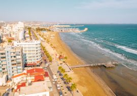 Lais Puzzle - Blick aus der Vogelperspektive auf den Hafen des Fischerdorfs Zygi, Larnaca, Zypern. Die im Hafen vertäuten Fischkutter mit angedockten Yachten und die Skyline der Stadt bei Limassol von oben. See von Larnaca - 1.000 Teile