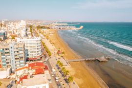 Lais Puzzle - Blick aus der Vogelperspektive auf den Hafen des Fischerdorfs Zygi, Larnaca, Zypern. Die im Hafen vertäuten Fischkutter mit angedockten Yachten und die Skyline der Stadt bei Limassol von oben. See von Larnaca - 2.000 Teile