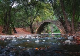 Lais Puzzle - Venezianische Brücke auf Zypern im Troodos-Gebirge. Schöne Herbstlandschaft mit Fluss, Bäumen und antiker Brücke. Mittelalterliche Architektur - 1.000 Teile