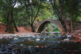 Lais Puzzle - Venezianische Brücke auf Zypern im Troodos-Gebirge. Schöne Herbstlandschaft mit Fluss, Bäumen und antiker Brücke. Mittelalterliche Architektur - 2.000 Teile