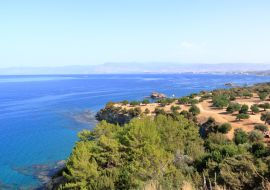 Lais Puzzle - Blick über einen Campingplatz in Richtung Latchi und Polis und das Troodos-Gebirge, Akamas-Halbinsel, Zypern - 1.000 Teile