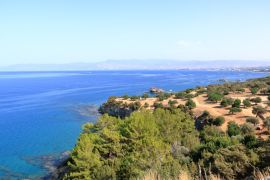 Lais Puzzle - Blick über einen Campingplatz in Richtung Latchi und Polis und das Troodos-Gebirge, Akamas-Halbinsel, Zypern - 2.000 Teile