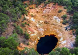 Lais Puzzle - Verlassener Tagebau in der Nähe von Mathiatis, Zypern. Luftaufnahme eines säurehaltigen roten Sees und bunter Abraumhalden, die nach dem Abbau von Pyrit-Erz übrig geblieben sind - 1.000 Teile