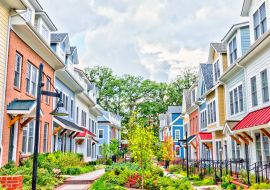 Lais Puzzle - Reihe von bunten, rot, gelb, blau, weiß, grün gestrichenen Wohnhäusern, Häusern, Häusern mit gemauerten Terrassengärten im Sommer, Washington D.C. - 1.000 Teile