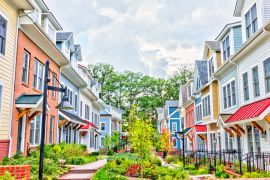 Lais Puzzle - Reihe von bunten, rot, gelb, blau, weiß, grün gestrichenen Wohnhäusern, Häusern, Häusern mit gemauerten Terrassengärten im Sommer, Washington D.C. - 2.000 Teile