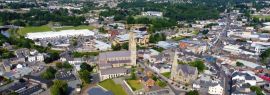 Lais Puzzle - Luftaufnahme der St. Columbas Church of Ireland Sacred Heart Church im Stadtzentrum von Omagh in der nordirischen Grafschaft Tyrone, Panorama - 1.000 Teile