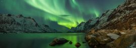 Lais Puzzle - Aurora Borealis reflektiert zwischen zwei Fjorden in Tromsø, Panorama - 1.000 Teile