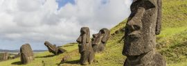 Lais Puzzle - Moai-Skulpturen in verschiedenen Fertigstellungsstadien bei Rano Raraku, dem Steinbruch für alle Moai auf der Osterinsel, Rapa Nui-Nationalpark, Osterinsel (Isla de Pascua), Chile, Panorama - 1.000 Teile