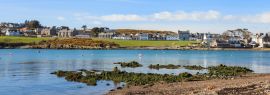 Lais Puzzle - Wasserfront der Isle of Whithorn. Der Blick über die Isle of Whithorn Bay auf das kleine Küstendorf Isle of Whithorn in Dumfries und Galloway, Südschottland, Panorama - 1.000 Teile