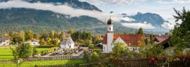 Lais Puzzle - Wallgau, Oberbayern, Dorf mit Kirche und Alpen im Morgennebel, Panorama - 1.000 Teile