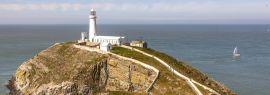 Lais Puzzle - Der South Stack-Leuchtturm wurde auf dem Gipfel einer kleinen Insel vor der Nordwestküste von Holy Island, Anglesey, Wales, errichtet, Panorama - 1.000 Teile