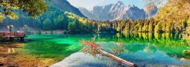 Lais Puzzle - Bunte Sommeransicht des Fusine Sees. Helle Morgenszene der Julischen Alpen mit Mangart-Spitze auf Hintergrund, Provinz Udine, Italien, Europa, Panorama - 1.000 Teile