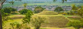 Lais Puzzle - Archäologische Zone von Guachimontones im Bundesstaat Jalisco, Mexiko. Pyramide mit Sommerlandschaft und blauem Himmel, Panorama - 1.000 Teile