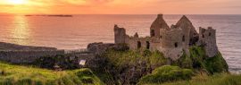 Lais Puzzle - Ruine des mittelalterlichen Dunluce Castle auf der Klippe bei herrlichem Sonnenuntergang, Wild Atlantic Way, Bushmills, County Antrim, Nordirland, Panorama - 1.000 Teile