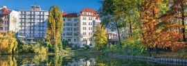 Lais Puzzle - Park am Ufer des Lietzen-Sees mit sich im Wasser spiegelnden Gebäuden in Berlin, Deutschland, Panorama - 1.000 Teile