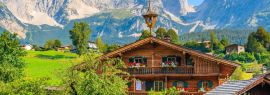 Lais Puzzle - Typische Holz-Alpenhaus gegen Alpen Berge Hintergrund auf grüne Wiese in Going am Wilden Kaiser Dorf auf sonnigen Sommertag, Tirol, Österreich, Panorama - 1.000 Teile