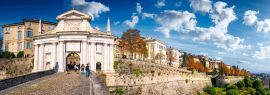 Lais Puzzle - Panoramablick auf "Porta San Giacomo" in der Altstadt von Bergamo an einem sonnigen Tag, Panorama - 1.000 Teile