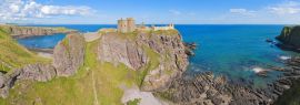 Lais Puzzle - Panorama einer Klippe mit alter Burg in einer Bucht mit blauem Himmel und weißen Wolken in Dunnottar Castle, nahe Stonehaven, Aberdeenshire, schottland, Panorama - 1.000 Teile
