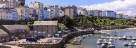 Lais Puzzle - Farbenfrohe historische Stadt und St. Mary's Kirche, vom Harbour Beach aus, Boote an einem sonnigen Tag, Tenby, Pembrokeshire, Wales, Panorama - 1.000 Teile