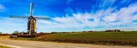 Lais Puzzle - Windmühle neben einer Straße und einem Anbaufeld an einem wunderschönen sonnigen Tag mit blauem Himmel mit reichlich weißen Wolken in einer unregelmäßigen Form in Beek Süd-Limburg in den Niederlanden, Panorama - 1.000 Teile