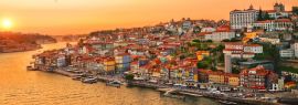 Lais Puzzle - Wunderschöner Sonnenuntergang über dem Stadtzentrum von Porto und dem Fluss Douro, Portugal. Die Brücke Dom Luis I. ist ein beliebtes Ausflugsziel, da sie einen so schönen Blick über die Gegend bietet, Panorama - 1.000 Teile