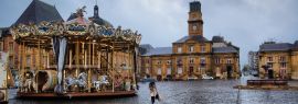 Lais Puzzle - Nachmittags verregneter Place Ducale mit Karussell in Charleville-Mezieres, Frankreich, Panorama - 1.000 Teile