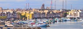 Lais Puzzle - Taranto-Altstadt auf dem Meer, Fischerboote, Docks, Industrieanlage auf Hintergrund, Panorama - 1.000 Teile