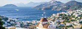 Lais Puzzle - Schönes mediterranes griechisches Dorf Pantelis, umgeben von einem Berg mit antiker Burg, am Ägäischen Meer gelegen, mit bunten Häusern und schönen Kirchen und Basiliken, Leros, Dodekanes, Griechenland, Panorama - 1.000 Teile