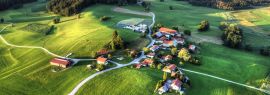 Lais Puzzle - Pittenhart, Eschenau, Chiemgau, Weiler, Dorf, Bauer, Landwirtschaft, Oberbayern, Traunstein, Weiler, Hügel, Feld, Felder, Wiese, Wiesen, Straße, Landstraße, Siedlung, Panorama - 1.000 Teile