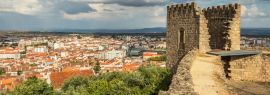 Lais Puzzle - Schlossturm von Castelo Branco, Portugal, mit der Stadt im Hintergrund und einem Himmel mit großen Wolken, Panorama - 1.000 Teile
