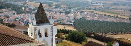 Lais Puzzle - Estremoz, Portugal: Blick vom Turm der drei Kronen (Torre das Tres Coroas) mit der Kirche Santa Maria im Vordergrund, Panorama - 1.000 Teile