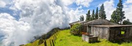 Lais Puzzle - Ein Zaun verschwindet in der Ferne mit Wolken im Hintergrund und einem verlassenen Zementhaus auf einer Bergkuppe zwischen Quindio und Tolima, Kolumbien, Panorama - 1.000 Teile