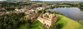 Lais Puzzle - Die Skyline von Linlithgow mit den Ruinen des Linlithgow Palace und der St. Michael's Kirche aus der Luft. Linlithgow, West Lothian, Schottland, Panorama - 1.000 Teile