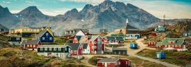 Lais Puzzle - Kleine Stadt an der Ostküste Grönlands mit bunten Häusern und Berghintergrund, Panorama - 1.000 Teile