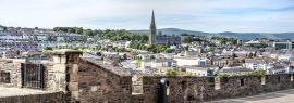 Lais Puzzle - Londonderry, Nordirland: Skyline von Derry mit St. Eugene's Cathedral in der Nähe von Free Derry Corner, Stadtmauer, Horizont und blauem Himmel, Panorama - 1.000 Teile