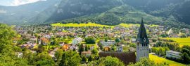 Lais Puzzle - Landschaftsaufnahme des Dorfes Balzers mit der Kirche des Heiligen Nikolaus in Liechtenstein, Panorama - 1.000 Teile
