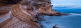 Lais Puzzle - Painted Cliffs im Maria Island National Park, Tasmanien, Australien. Erodierte Schichten aus Eisenoxid bilden interessante Muster in der Küstenlinie, Panorama - 1.000 Teile