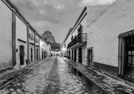 Lais Puzzle - Peña de Bernal, Queretaro, Mexiko in schwarz weiß - 1.000 Teile