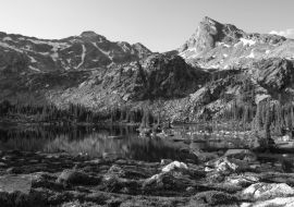 Lais Puzzle - Ruhige Spiegelung der Berge im See, Morgenlicht. Gwillim Lakes, Valhalla Provincial Park, BC, West Kootenays, Kanada in schwarz weiß - 1.000 Teile