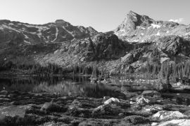 Lais Puzzle - Ruhige Spiegelung der Berge im See, Morgenlicht. Gwillim Lakes, Valhalla Provincial Park, BC, West Kootenays, Kanada in schwarz weiß - 2.000 Teile