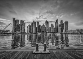 Lais Puzzle - Skyline von Singapur und Blick auf das Geschäftsviertel in der Innenstadt mit Holzsteg an der Marina Bay bei Sonnenuntergang. Vintage-Ton in schwarz weiß - 1.000 Teile