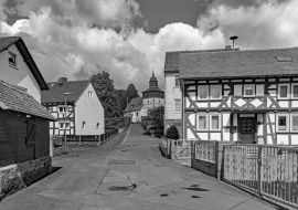Lais Puzzle - Altstadt von Bindsachsen, einem Ortsteil von Kefenrod in Hessen, Deutschland in schwarz weiß - 1.000 Teile