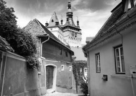Lais Puzzle - Schöne bunte Straße in Sighisoara im typischen traditionellen Stil. Sighisoara ist der Ort, an dem Dracula geboren wurde in schwarz weiß - 1.000 Teile