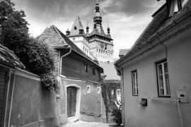 Lais Puzzle - Schöne bunte Straße in Sighisoara im typischen traditionellen Stil. Sighisoara ist der Ort, an dem Dracula geboren wurde in schwarz weiß - 2.000 Teile