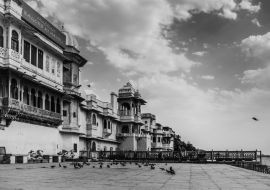 Lais Puzzle - Schöne Aufnahme des Gangaur Ghat in Udaipur, Indien in schwarz weiß - 1.000 Teile