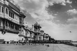 Lais Puzzle - Schöne Aufnahme des Gangaur Ghat in Udaipur, Indien in schwarz weiß - 2.000 Teile