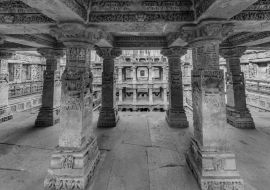 Lais Puzzle - Das UNESCO-Welterbe Queen's step well oder rani ki vav befindet sich in der Stadt Patan, Bezirk Patan im indischen Bundesstaat Gujarat in schwarz weiß - 1.000 Teile