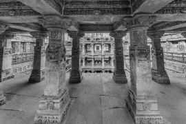 Lais Puzzle - Das UNESCO-Welterbe Queen's step well oder rani ki vav befindet sich in der Stadt Patan, Bezirk Patan im indischen Bundesstaat Gujarat in schwarz weiß - 2.000 Teile