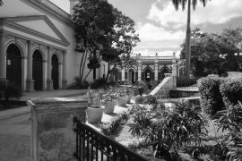 Lais Puzzle - Obra Abierta, Kulturzentrum für Anthropologie, Camaguey, Kuba, Unesco-Weltkulturerbe in schwarz weiß - 2.000 Teile